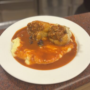 Polnjena paprika, pire krompir