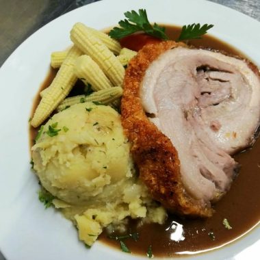 Porchetta, pražen krompir, solata