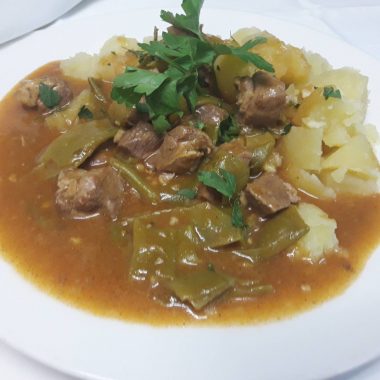 Boranja z govejim mesom, krompir v kosih, solata