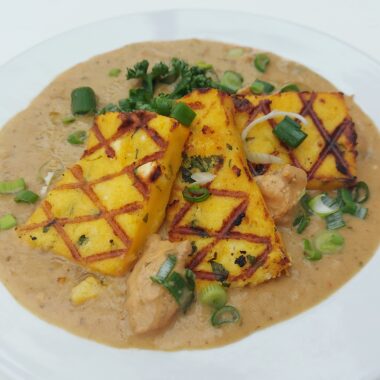 Polenta z jurčki in piščancem, solata