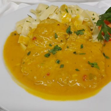 Puranji zrezek v načo omaki, široki rezanci, solata