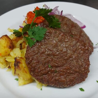 Goveje pleskavice, pomfri, žar obloga, solata
