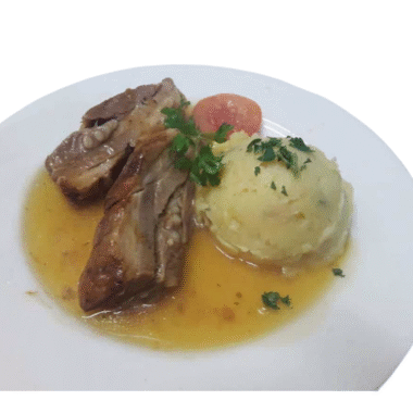 Pečena svinjska rebra, pražen krompir, solata