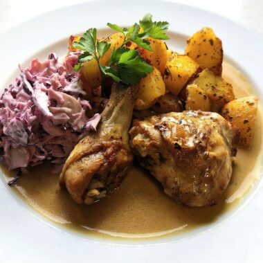Pečena piščančja bedra, coleslaw solata, pečen krompir