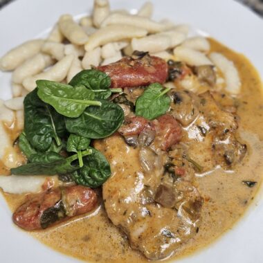 Puranji trakovi, smetanova omaka, svaljki, solata